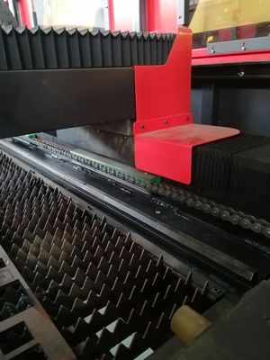 ধাতব শীট ফাইবার লেজার কাটিং মেশিন 1000W 1500W 2000W 3000W একক টেবিল ডিজাইন